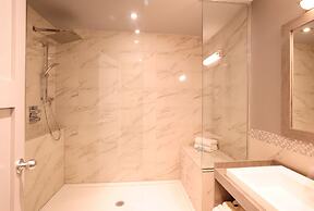 Le Chabrol Hotel & Suites