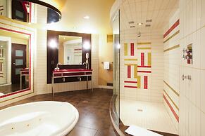 Le Chabrol Hotel & Suites