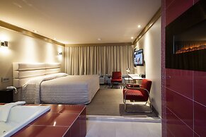 Le Chabrol Hotel & Suites