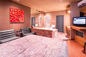 Le Chabrol Hotel & Suites