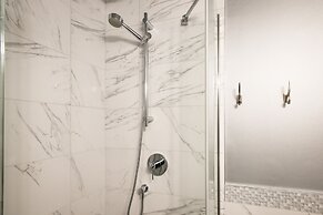 Le Chabrol Hotel & Suites