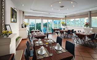 Lakeside Palace Hotel