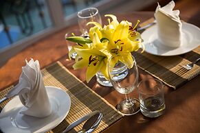 Lakeside Palace Hotel