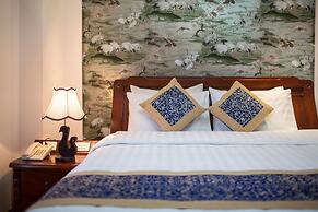 Lakeside Palace Hotel