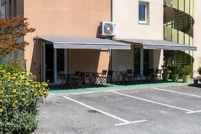 Hôtel Face West Le Pontet