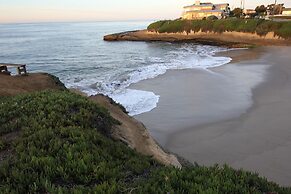 Ocean Echo Inn and Beach Cottages