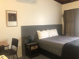 Thornton Lodge Motel