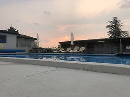 Thornton Lodge Motel