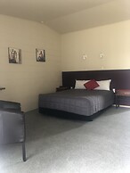 Thornton Lodge Motel