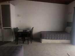 Thornton Lodge Motel