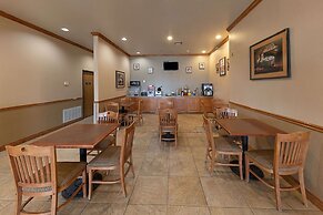 Econo Lodge Inn & Suites Bridgeport