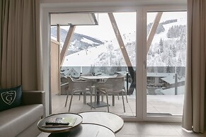 GLEMM by AvenidA Superior Hotel & Residences