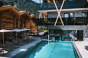 GLEMM by AvenidA Superior Hotel & Residences