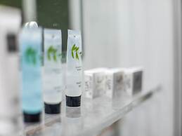 OYO VII Hotel & Indian Restaurant