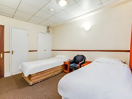 OYO VII Hotel & Indian Restaurant