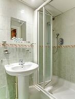 OYO VII Hotel & Indian Restaurant