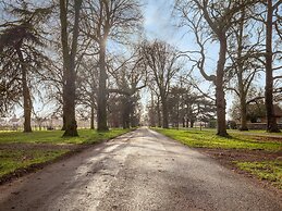 OYO VII Hotel & Indian Restaurant