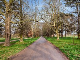 OYO VII Hotel & Indian Restaurant