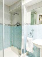 OYO VII Hotel & Indian Restaurant