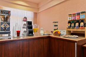 Econo Lodge Inn & Suites