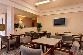 Econo Lodge Inn & Suites