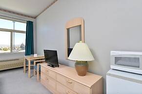 Econo Lodge Inn & Suites