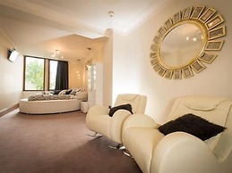 The Saddleworth Hotel