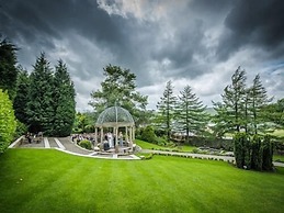 The Saddleworth Hotel