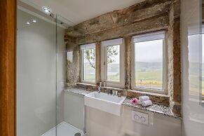 The Saddleworth Hotel