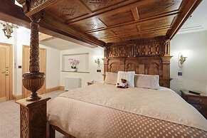 The Saddleworth Hotel