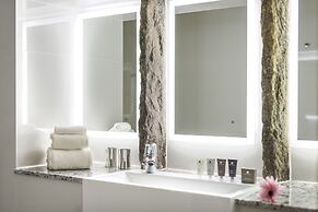 The Saddleworth Hotel