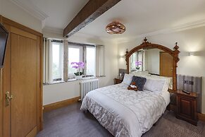 The Saddleworth Hotel