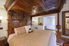 The Saddleworth Hotel