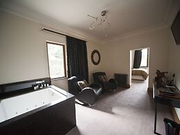 The Saddleworth Hotel