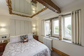 The Saddleworth Hotel