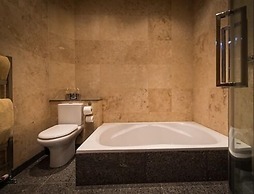 The Saddleworth Hotel