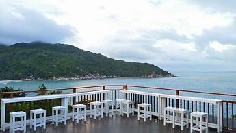 AmaresA Resort & Skybar