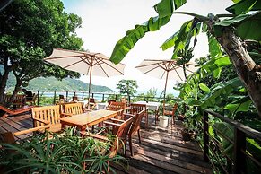 AmaresA Resort & Skybar