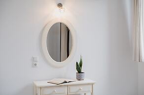 Petros Studios & Suites