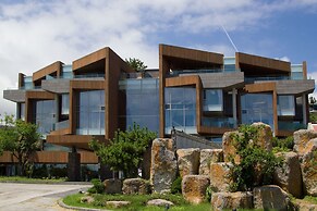 Bayhill Pool & Villa