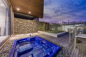 Bayhill Pool & Villa