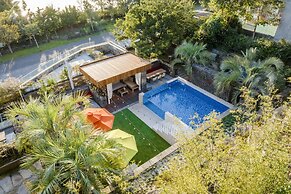 Bayhill Pool & Villa