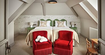 Moonfleet Manor