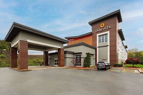 La Quinta Inn & Suites by Wyndham Knoxville Papermill