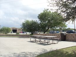 Microtel Inn & Suites by Wyndham Kenedy/Karnes City