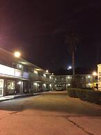 Hilltop Inn & Suites