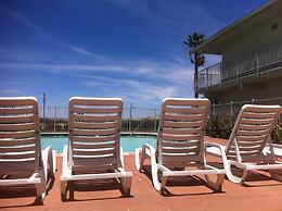 Hilltop Inn & Suites