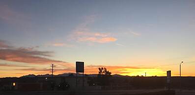 Hilltop Inn & Suites