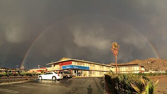 Hilltop Inn & Suites