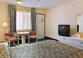 Hilltop Inn & Suites